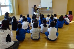 DSC02451 1~3年生までは,古賀さんの「読み聞かせ」がありました。\\
