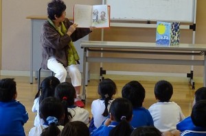 DSC02453 読んでいただいた本は,「ぽんぽん山の月」「だってだってのおばあさん」です。子どもたちは,集中してお話を聞いていました。\\