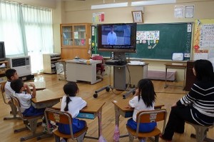 DSC02460 最後に,井坂先生作成のDVDを見ました。鹿嶋市の給食センターの仕事がまとめられていて,卜伝くんも登場する楽しくて仕事の内容や働いてる人の苦労や願いがよく分かるものでした。\