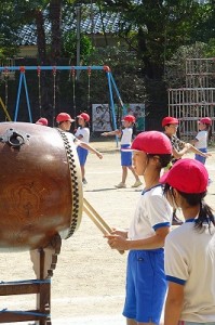 DSC02479 大太鼓を使った本番前の練習です。今まで練習してきた成果が出ていて,素晴らしい太鼓のリズムでした。\