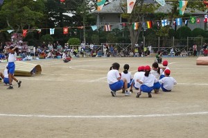DSC02513 4・5・6年生「キャタピラリレー」\