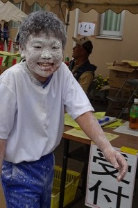 DSC02523 これは凄い!実は小麦粉の中にマシュマロが・・・。それを食べるときにこうなります。\