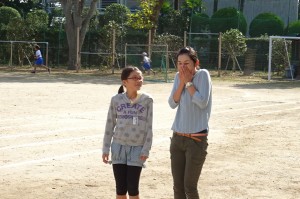 DSC02562 5年生と担任です。何のお話をしているのでしょう。\