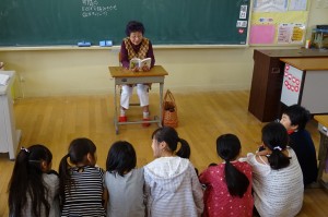 DSC02572 3年生が古賀さんの読み聞かせを聞いています。教科書に出てくる物語で,うさぎが旅館のお手伝いをするお話だそうです。\\