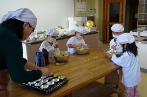 DSC02574 スイートポテトを作っています。学校の全員に分配して食べます。やさしい!\\