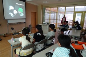 DSC02585 茨城県警察本部生活安全部少年サポーターセンターからお越しいただき,大切なことを教えてくださいました。\