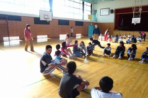 DSC02596 このゲームは,まさに「ハンカチ落とし」です。みんな楽しみました。\