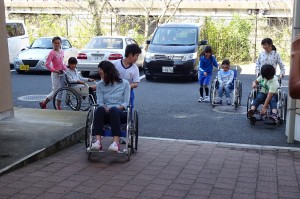 DSC02611 段差から降りる時も坂を下る時も後ろ向きに進みます。車いすの仕組み,操作の仕方を知ることができました。\