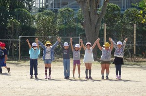DSC02612 3年生女子が,「ちいちゃんのかげおくり」をしています。\