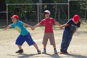 DSC02613 男子は,組体操みたいにしてかげを作っていました。とても楽しそうでした。\