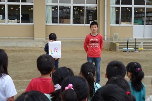 DSC02624 飼育委員会が,うさぎとのふれあいを昼休みにすることのお知らせがありました。\
