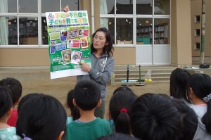 DSC02625 運営委員会担当の先生から,手足が不自由な人の絵はがき購入について説明がありました。\