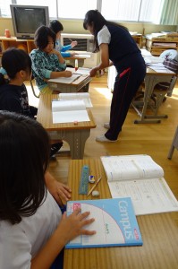 DSC02629 4年生。算数でわり算を学習しています。\