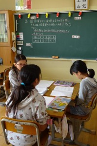 DSC02630 5年生は,算数の「平均」の出し方を話し合っています。\