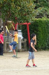 DSC02639 掃除なしのたっぷりと時間がある昼休み(ふれあいタイム)。⒍年生は昨日紹介されたTバッティングを早速使って遊び始めました。\