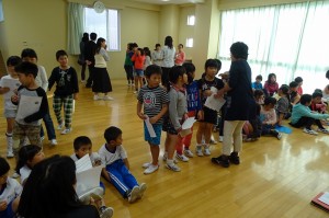 DSC02645 勤文のステージでの並び方を行いました。この後,体育館に行って,この並び方で歌いました。美しい声が響きました。保護者や地域の方々には11/6(金)の地域公開で15:35に発表します。\