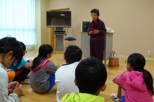 DSC02650 今日は,4~6年生が古賀さんに読み聞かせをしていただきました。\