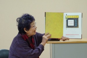 DSC02651 「からすたろう」という本でした。「いじめ」がテーマになっている本で,他の人と違っているということ周りから仕打ちを受けるという前半の内容でした。誰も一人一人違うのにおかしなことです。後半にそのことが分かっている先生が担任となり,いじめられていた子が「その子の良さ」が紹介され,仕打ちがなくなるというお話でした。素晴らしい本を紹介してくださり,ありがとうございます。\