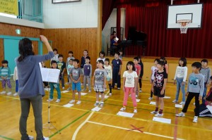 DSC02663 パートに分かれて練習しました。1・2・4・5年生です。\