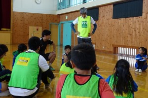 DSC02681 どうしたらゲームに勝てるか。作戦会議をしています。協力し合うことを学びました。\