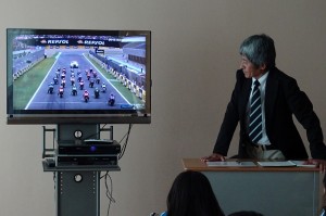 DSC02690 国際レースのスタート時の写真です。辻本先生がどこにいるか教えてもらいました。\