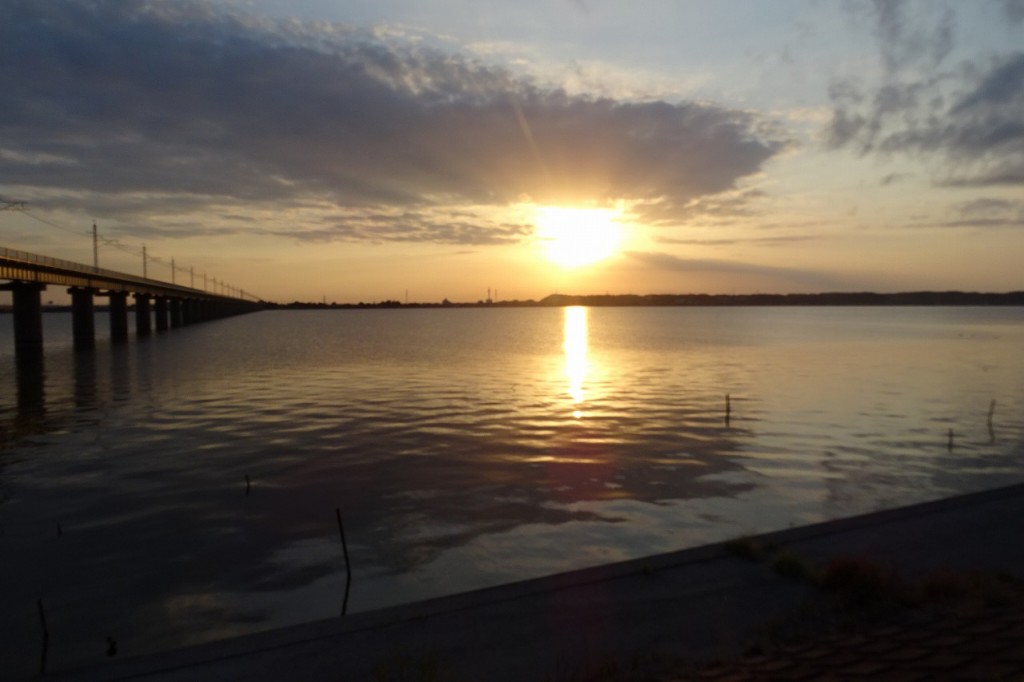 DSC02780 学校に帰る時の夕日です。とてもきれいで感動しました。\\