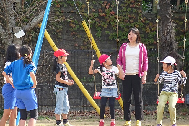 DSC02783 2年生と保健の先生がブランコで遊んでいます。\\