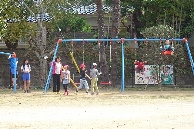 DSC02784 学年が進につれてブランコの高さも高くなります。(右側)\\