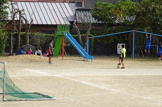DSC02785 ⒍年生男子がボールを蹴っています。\\
