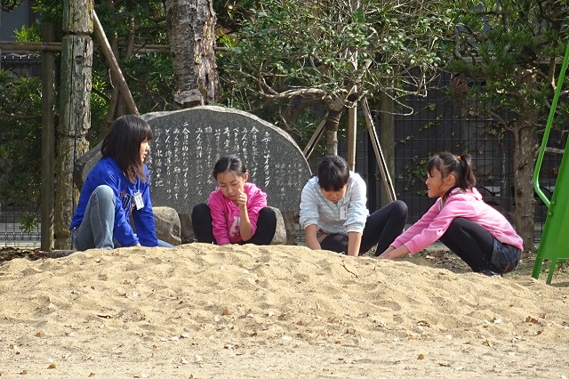 DSC02786 ⒍年生女子が砂遊びをしています。ひなたぼっこしているのかもしれません。\\