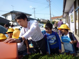 P1050438 2年生。まず神宮前郵便局に行きました。ポストから手紙を出すところを見学できました。\\