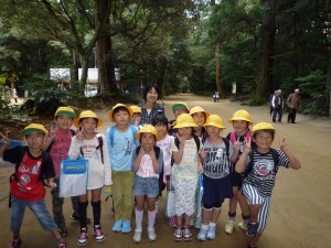 P1050488 鹿嶋神宮です。鹿園の前で記念撮影。「楽しかった!」と顔に書いてあります。\\
