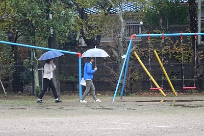 DSC02792 雨の中,遊具の安全を点検しています。\