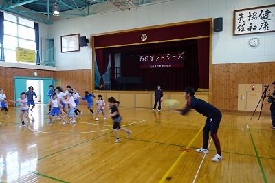DSC02831 とても柔らかいボールですが,監督さんは優しく優しくあてています。\\