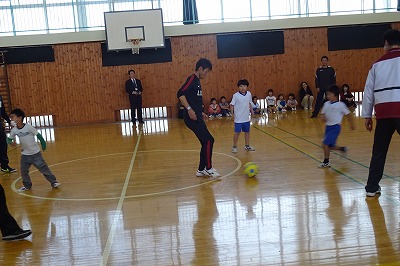 DSC02854 1~3年生 対 石井監督+男子教員のサッカー対決です。\\