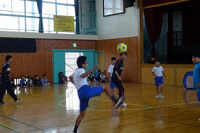 DSC02867 4~6年生 対 石井監督+男子教員のサッカー対決です。\\