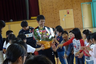 DSC02900 花道を石井監督さんと山町さんが握手をしながら帰って行きます。もう,とっても仲良しです。\