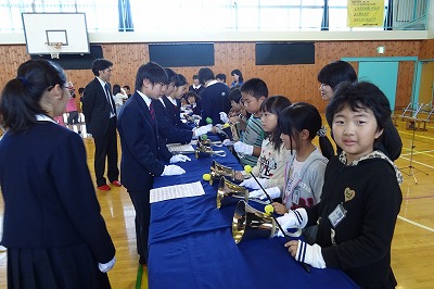 DSC02933 三育中の生徒の皆さんは,とても優しく教えてくださいました。笑顔もとてもすてきでした。\\