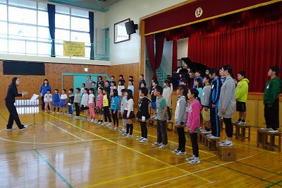 DSC02954 三育中の生徒さん達は,ハンドベルだけでなく聖歌隊にも入っていて,合唱も詳しいです。その生徒さん達が上手と感動していたと三育中の校長先生が教えてくださいました。\\
