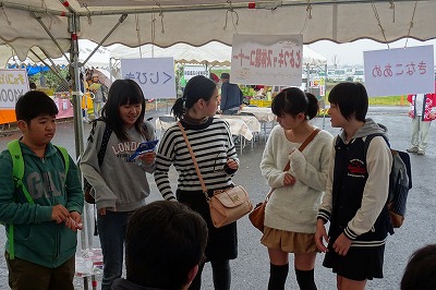 DSC02958 ⒍年生と卒業生。仲良し!PTAブース「くじと綿あめコーナー」前で