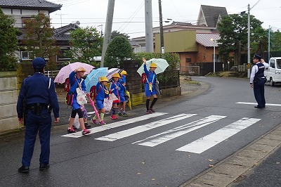 DSC03014 班長さんが,しっかり声を出し,左右の安全確認をしてわたりました。きちんと手も挙がっています。\