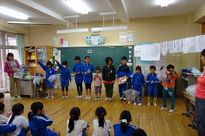 DSC03027 2年生に教わって作ったおもちゃのお披露目です。パラシュートが静かに降りていってます。\