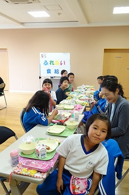 DSC03039 ふれあい給食です。みんな楽しくお話ししました。\