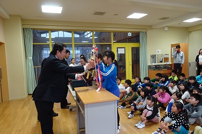 DSC03047 この写真の表彰は,全国書写書道大会で文部科学大臣からいただいたものです。\\\\