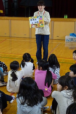 DSC03089 「飼っている犬は,家族です。」と言うテーマの紙芝居を読んでくださいました。\\