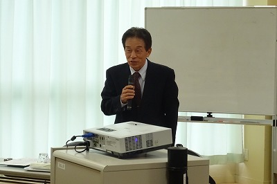 DSC03122 子ども達の健康診断と平行して,子育て講演が行われました。\\
