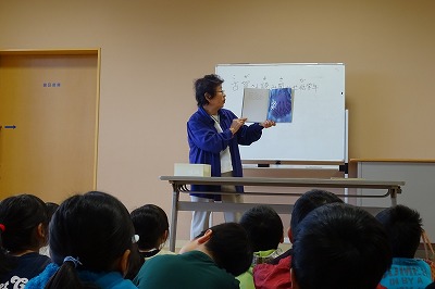 DSC03184 低学年の子ども達が物語に引き込まれています。\