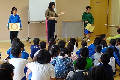 DSC03225 児童朝会で図書委員会が〇×クイズをしました。\\