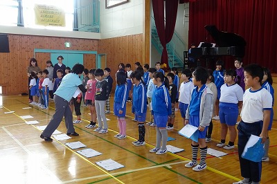 DSC03241 今週の金曜日が本番です。合図で並び方を変え,指揮者が手を挙げたら足を開くなど確認をしました。\\
