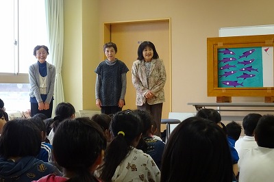 DSC03268 3名の方が来て下さいました。素話・紙芝居と子ども達はお話に引き込まれていました。\